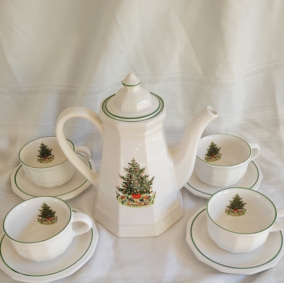 Pfaltzgraff Other - Christmas Heritage Tea/Coffee Set